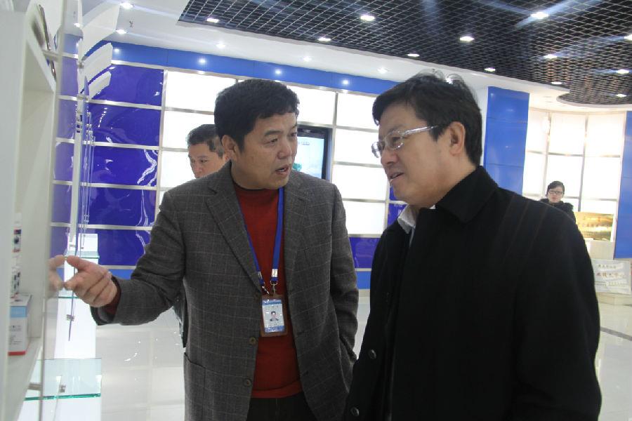 青島市委常委、副市長王曉方到海利爾調(diào)研科研創(chuàng)新工作